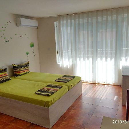 Appartamento Downtown Studio Varna Esterno foto