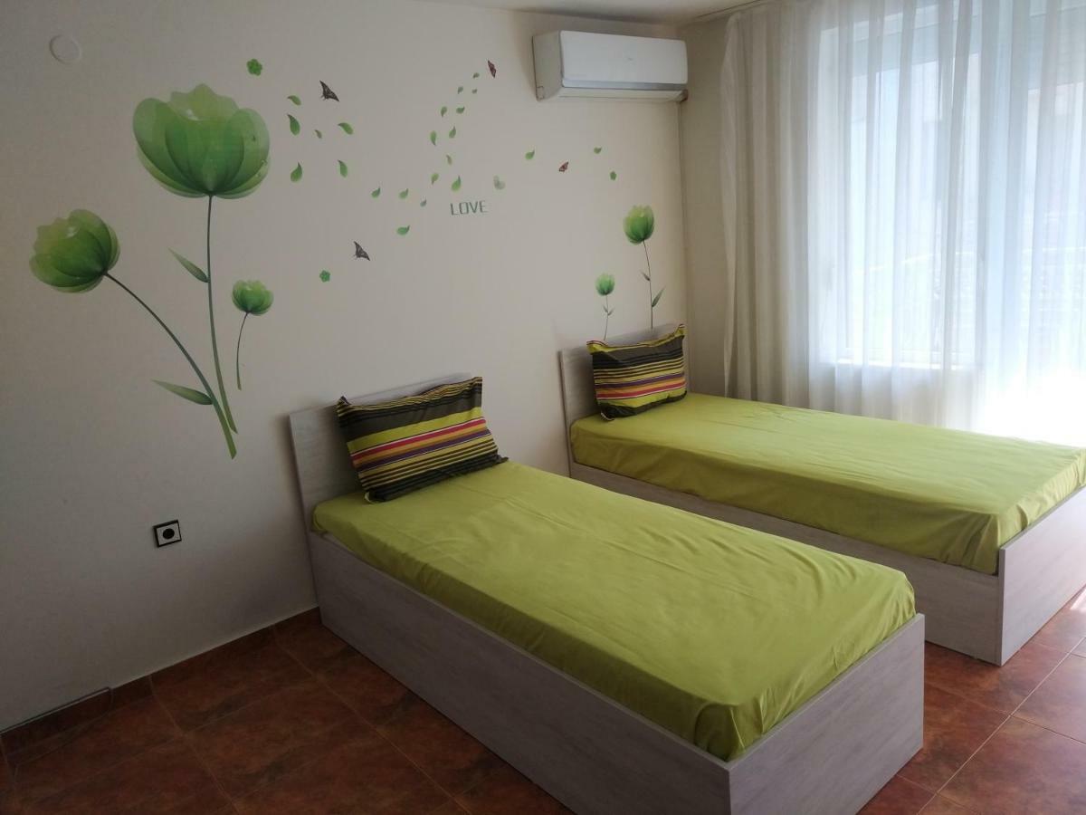 Appartamento Downtown Studio Varna Esterno foto