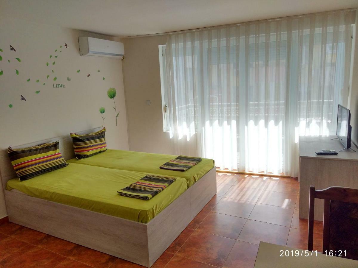 Appartamento Downtown Studio Varna Esterno foto